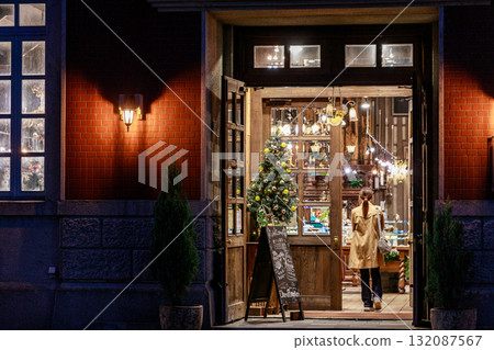 夜晚的城市裡美麗的商店入口 132087567