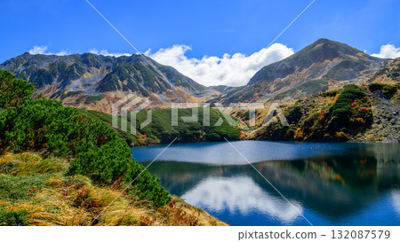 Spectacular views of Mikurigaike Pond and the Tateyama mountain range on the Tateyama Kurobe Alpine Route in Toyama Prefecture 132087579