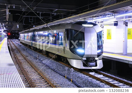 A rare overnight train nowadays: From the downtown area of Asakusa to Oze... [Oze Night Train 2345] 132088236
