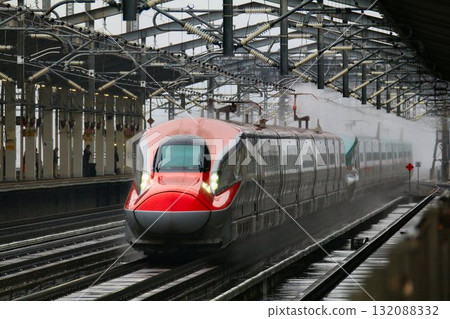 At Fukushima Station on the Akita Shinkansen E6 Series "Komachi" that connects Mutsuji with Akita 132088332