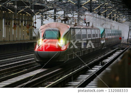 At Fukushima Station on the Akita Shinkansen E6 Series "Komachi" that connects Mutsuji with Akita 132088333
