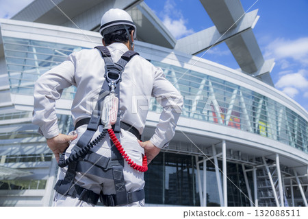 工人穿著全套安全帶 工人穿著全套安全帶 132088511