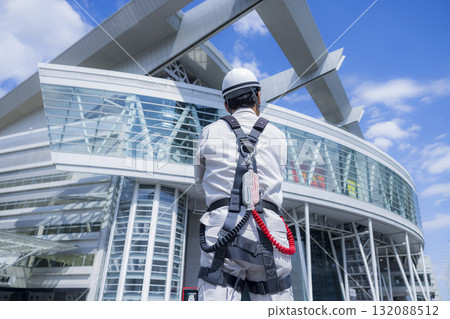 工人穿著全套安全帶 工人穿著全套安全帶 132088512