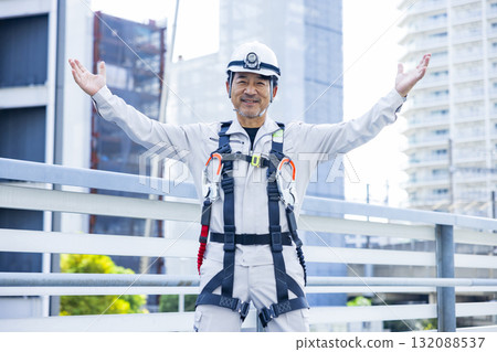 工人穿著全套安全帶 工人穿著全套安全帶 132088537