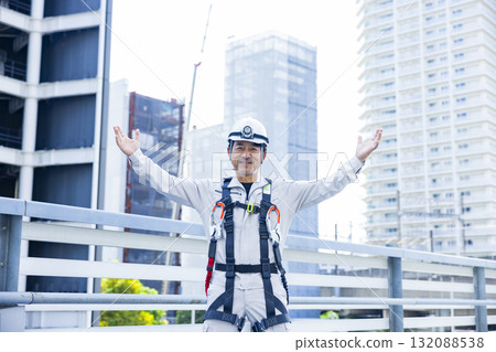 Worker wearing a full harness 132088538