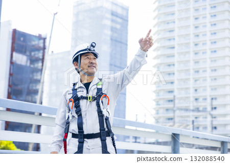 工人穿著全套安全帶 132088540