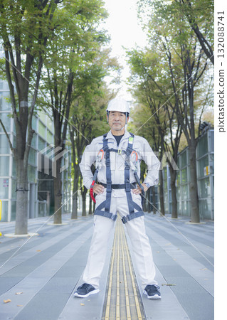 工人穿著全套安全帶 工人穿著全套安全帶 132088741