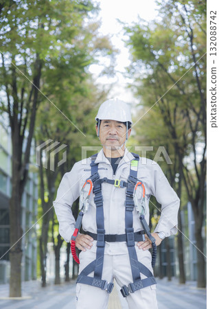 Worker wearing a full harness 132088742
