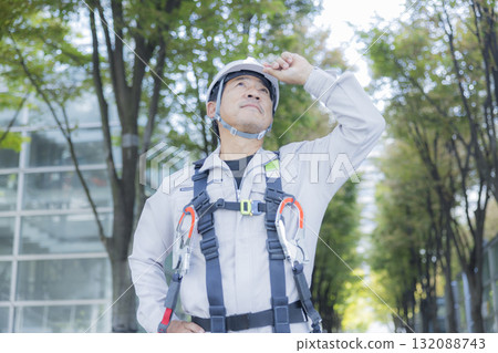 工人穿著全套安全帶 工人穿著全套安全帶 132088743