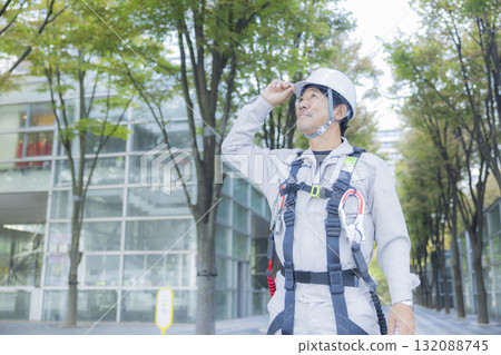 工人穿著全套安全帶 132088745