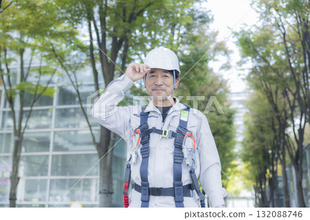 工人穿著全套安全帶 132088746