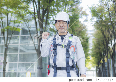 工人穿著全套安全帶 132088747