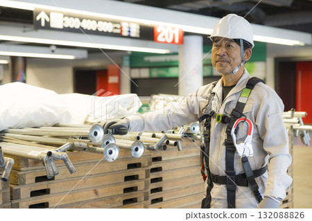 工人穿著全套安全帶 工人穿著全套安全帶 132088826