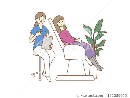 一名婦女在牙科診所的治療台上接受指導 132089033