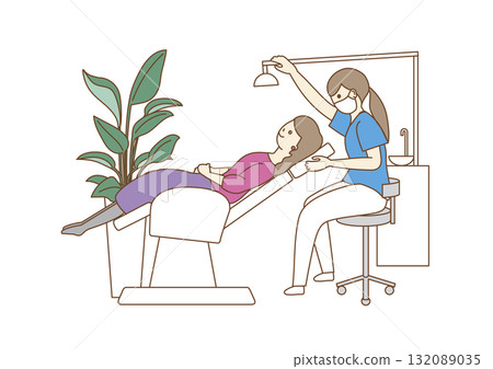 一名婦女在牙科診所治療台上接受治療 132089035