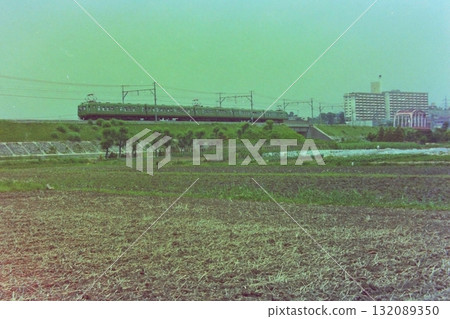 東急電鐵，五輛5000系列列車在天空寬闊的市尾和藤丘之間行駛，1979年5月13日 132089350