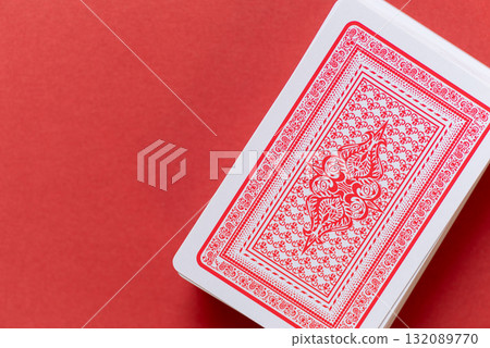紅色背景上排列的撲克牌 紅色背景上排列的撲克牌 132089770