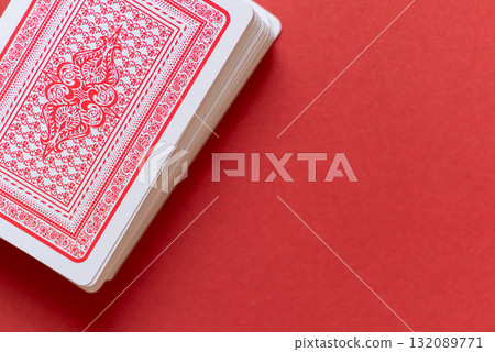 紅色背景上排列的撲克牌 紅色背景上排列的撲克牌 132089771