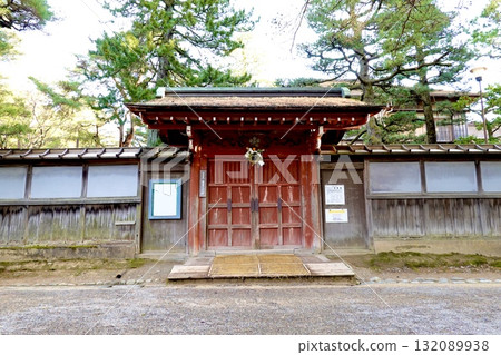 石川縣金澤市兼六園,其聖尊閣為紅色大門 石川縣金澤市兼六園,其聖尊閣為紅色大門 132089938