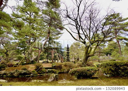 Kenrokuen Garden: View of the torii gate and stone pagoda on Sekireijima (also known as Fuufujima), Kanazawa City, Ishikawa Prefecture Kenrokuen Garden: View of the torii gate and stone pagoda on Sekireijima (also known as Fuufujima), Kanazawa City, Ishikawa Prefecture 132089943