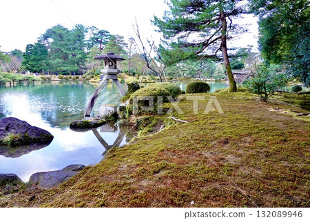Kenrokuen Garden, a view of the Kotoji Lanterns at Kasumigaike Pond, Kanazawa City, Ishikawa Prefecture Kenrokuen Garden, a view of the Kotoji Lanterns at Kasumigaike Pond, Kanazawa City, Ishikawa Prefecture 132089946
