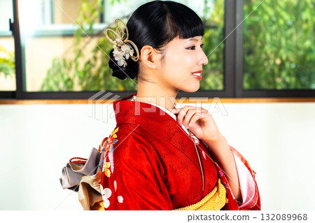 日式房間裡穿著振袖和服的日本女人 132089968