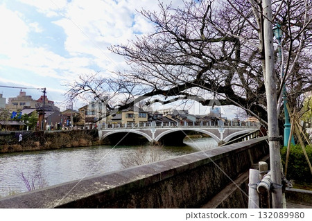 從石川縣金澤市東茶屋區東山河畔綠地眺望淺野川大橋 從石川縣金澤市東茶屋區東山河畔綠地眺望淺野川大橋 132089980