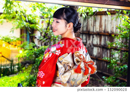 日式房間裡穿著振袖和服的日本女人 132090028