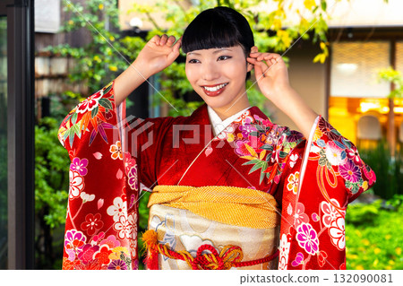 日式房間裡穿著振袖和服的日本女人 日式房間裡穿著振袖和服的日本女人 132090081