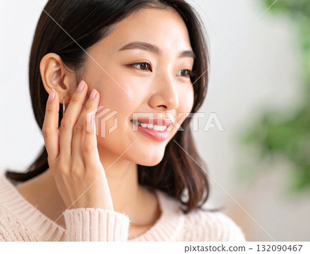 一位年輕的女士打他的臉頰 132090467