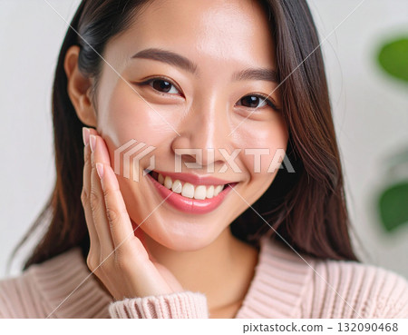 一位年輕的女士打他的臉頰 132090468