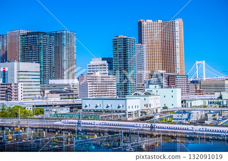 日本東京城市景觀中罕見的兩列新幹線列車並排而行的景象。背景是芝浦的高層公寓大樓,包括芝浦島岬塔。 日本東京城市景觀中罕見的兩列新幹線列車並排而行的景象。背景是芝浦的高層公寓大樓,包括芝浦島岬塔。 132091019