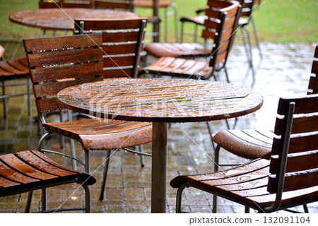 校園裡下雨天的桌椅都濕了 校園裡下雨天的桌椅都濕了 132091104