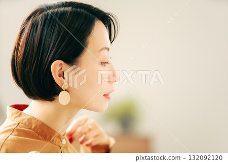 A woman who prepares a groomed appearance 132092120