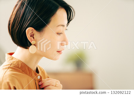 一個準備整潔外觀的女人 132092122
