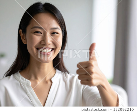 年輕女子豎起大拇指 132092210