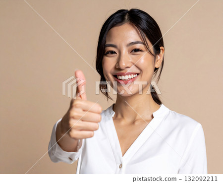 年輕女子豎起大拇指 年輕女子豎起大拇指 132092211