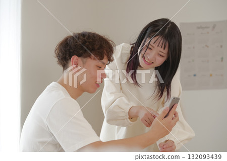 一對夫婦用智慧型手機制定儲蓄計劃 一對夫婦用智慧型手機制定儲蓄計劃 132093439