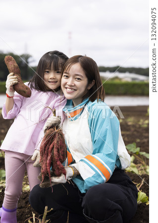 收穫地瓜的可愛女孩 收穫地瓜的可愛女孩 132094075