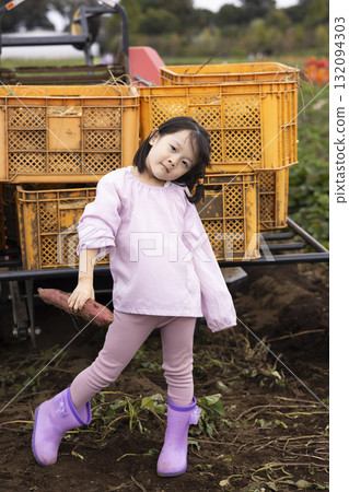 Cute girl harvesting sweet potatoes Cute girl harvesting sweet potatoes 132094303