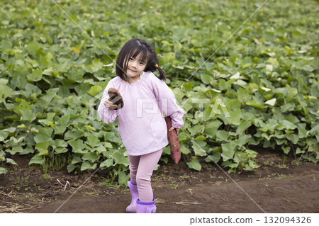收穫地瓜的可愛女孩 132094326