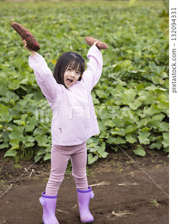 收穫地瓜的可愛女孩 132094331