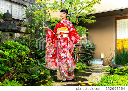 身穿振袖和服的日本女子站在花園裡 132095264