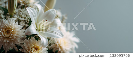 優雅的插花 - 紀念、療癒、紀念材料（白色至灰色） 132095706