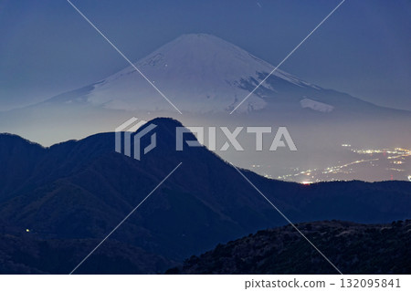 從箱根明神岳眺望的金時山和富士山的夜景 132095841