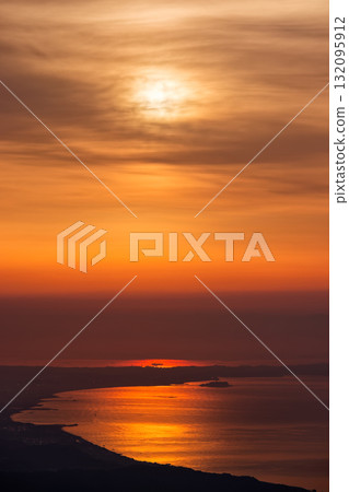 從箱根明神岳眺望的朝陽和波光粼粼的湘南海 132095912