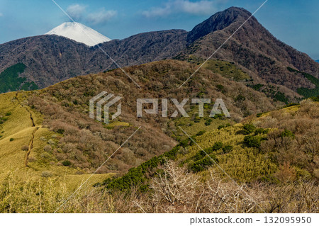 Mt. Kintoki and Mt. Fuji seen from near Yagurazawa Pass in Hakone 132095950