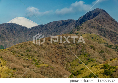 從箱根矢樂澤峠附近看到的金時山和富士山 132095952