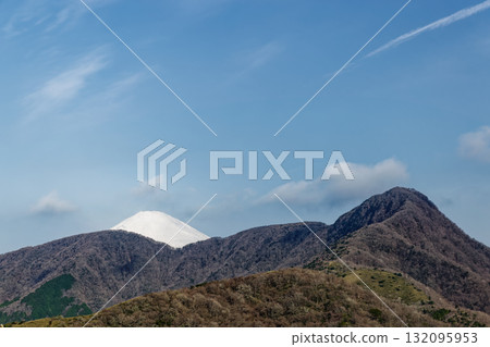 從箱根矢樂澤峠附近看到的金時山和富士山 從箱根矢樂澤峠附近看到的金時山和富士山 132095953