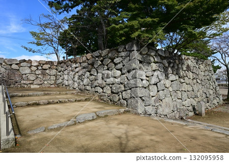松阪市(三重縣)從本城上層通往本城的樓梯 松阪市(三重縣)從本城上層通往本城的樓梯 132095958
